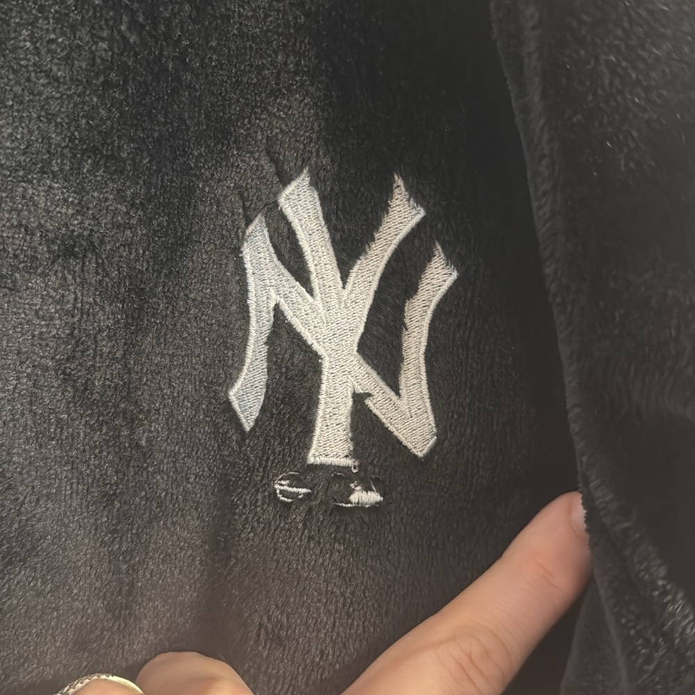 Yankees Plush Robe - Picture 2 of 8